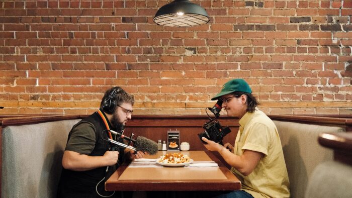 2 réalisateurs qui filment une poutine